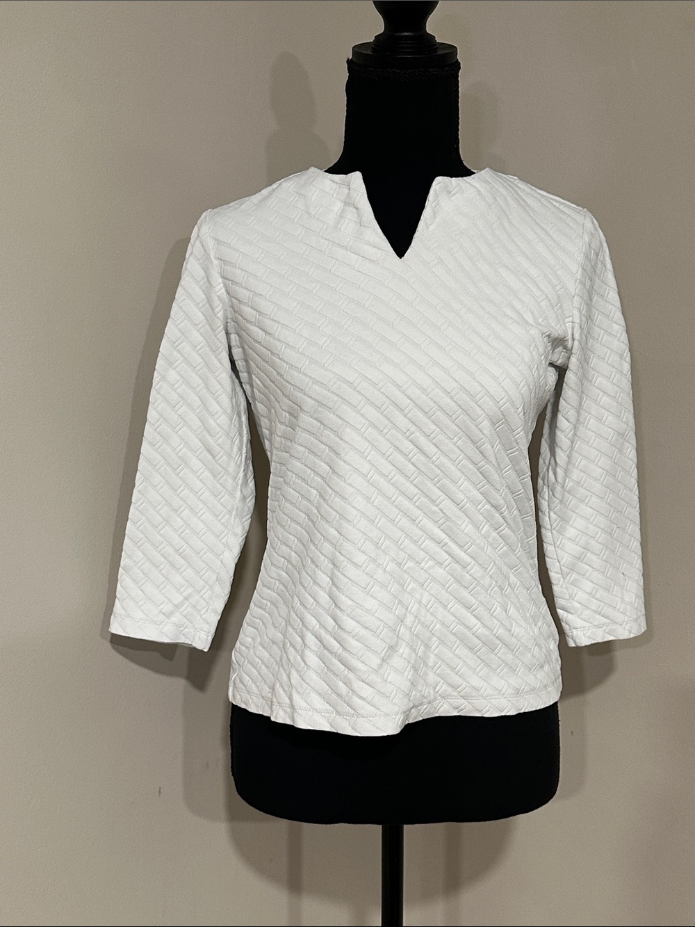*J MCLAUGHLIN* White Textured 3/4 Sleeve V-Notch Catalina Cloth Top Size Small